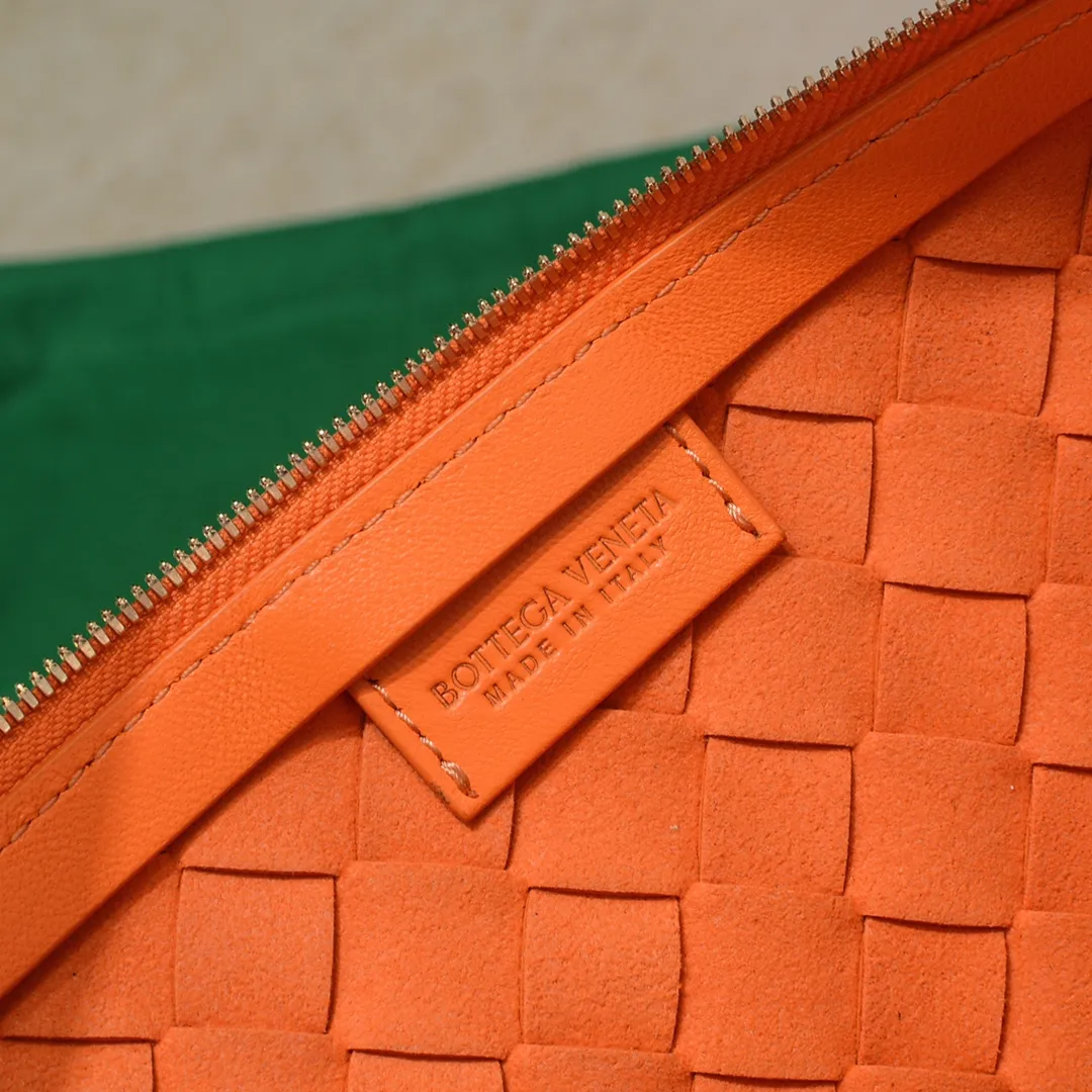 Batch 1260 BV has released a new product. TURN # Recommended new popular style is still the classic woven logo that we can recognize at a glance. It is really a unique style that is familiar and unfamiliar! Made of sheepskin woven with beautiful gold beads on the shoulder straps for free adjustment. When in use, you can switch between the shoulder and handle bag at will. It has a concave and convex shape anytime and anywhere. It is a practical king with a unique personality. With the right color combination, it can be sweet or salty. It is full of style. Summer catwalk style is beautiful. Pull it out quickly. Size: 40*3*24, model: 6699-3#
